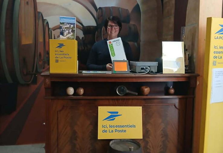 Aurore Pismont, de la Cidrerie du Père Mahieu, peut accueillir les clients pour les essentiels de la Poste.