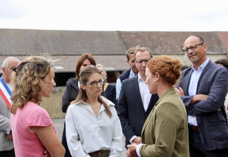 Ne la laisse pas tomber ! Mais l'agricultrice est tout sauf fragile. Cette visite de la ministre a pu mettre à l'honneur le courage de tous les agriculteurs, et des agricultrices en particulier.