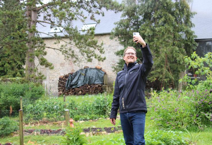 Pierre Berghof est un passionné du potager qui transmet son savoir à travers des vidéos, chroniques et tutoriels sur internet, à la radio et à la télévision.