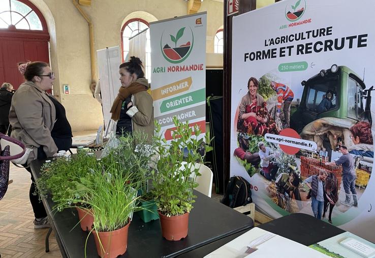 Pauline Lecavelier participe à des forums, des salons ou se déplace dans les établissements scolaires pour promouvoir l'agriculture et les opportunités d'emplois.