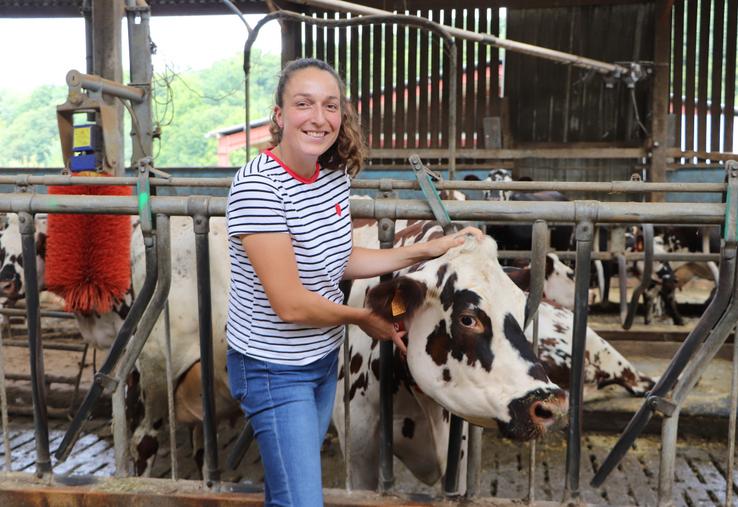 "J'ai du mal à croire que demain, il n'y est plus que du lait étranger. Il faut arrêter de décourager les jeunes de s'installer et soutenir l'élevage français", clame Emmanuelle Leroux, jeune installée de 28 ans.