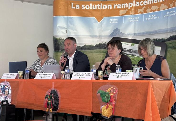 Arnaud Martinet, président du Service de remplacement de la Manche, entouré de Émilie Le Brun, responsable du service, Nadine Lesaulnier, vice-présidente et Josiane Hairon, trésorière.