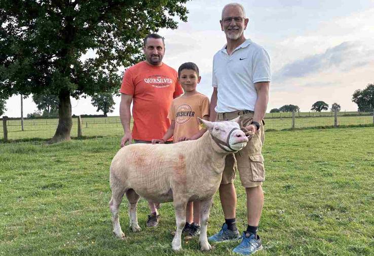 Olivier Lejamtel, éleveur passionné de Cotentin, a vendu un bélier à Nicolas Avenel, tout autant passionné, qui a remporté un prix à Paris au Salon de l'agriculture en février dernier.