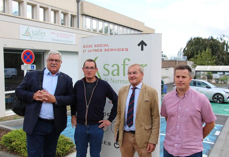 De gauche à droite : Pascal Férey, nouveau président de la Safer de Normandie, Alexis Graindorge ancien président de JA Normandie, aujourd'hui en charge du foncier, Emmanuel Hyest, ancien président de la Safer de Normandie et Pierre Lebaillif, président du comité technique Safer dans l'Eure et ancien président de JA Normandie également.