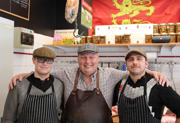 Dylan Danot, créateur de contenu depuis 1,5 ans, est boucher-charcuter à Aunay-sur-odon avec sa compagne, Laura. Ils y emploient quatre salariés.