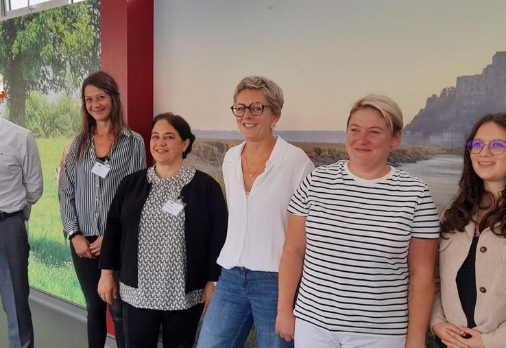 Mickaël Canu, directeur de Socopa Coutances, Charlotte Fourmont, de la Mission locale de Coutances, Paulette Avice de France Travail, Fanny Goron, responsable ressources humaines à Socopa, Julie Lecouturier, salariée, et Maëlle Lambert, assistante RH à Socopa.