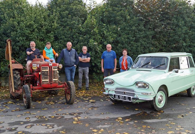 Une partie de l'équipe organisatrice aux côtés du tracteur Mc Cormick F 137 D de 1963 à gagner et d'une voiture Citroën à seulement admirer.