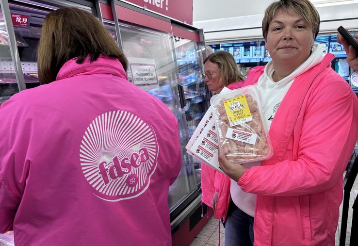 Sabrina Orain, éleveuse à Isigny-le-Buat, a stické avec Marie-Laure et Muriel Boulé, les produits non issus de l'agriculture française dans les enseignes du sud Manche.
