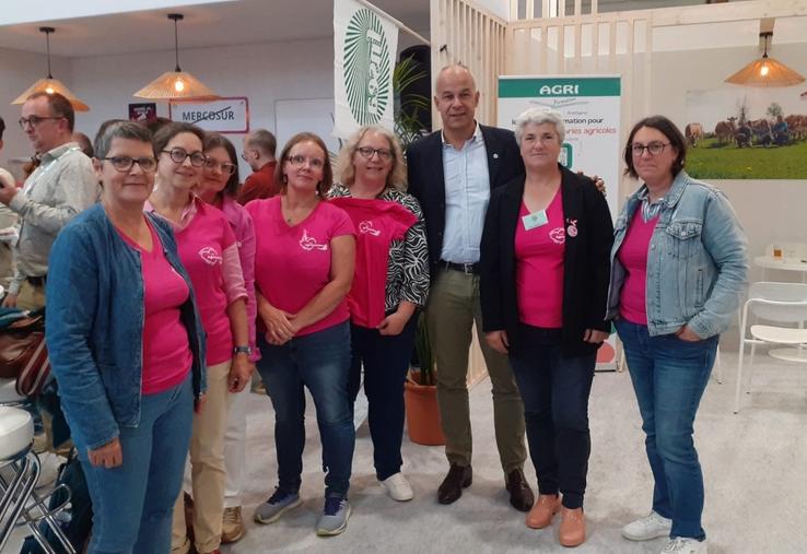 Au Space, Florence Goron, présidente de la section des agricultrices de la Manche (à droite), a rencontré au Space ses homologues de Bretagne, dont Agnès Kerbrat, présidente des agricultrices de Bretagne avec qui elle a engagé l'action des bonnets roses.