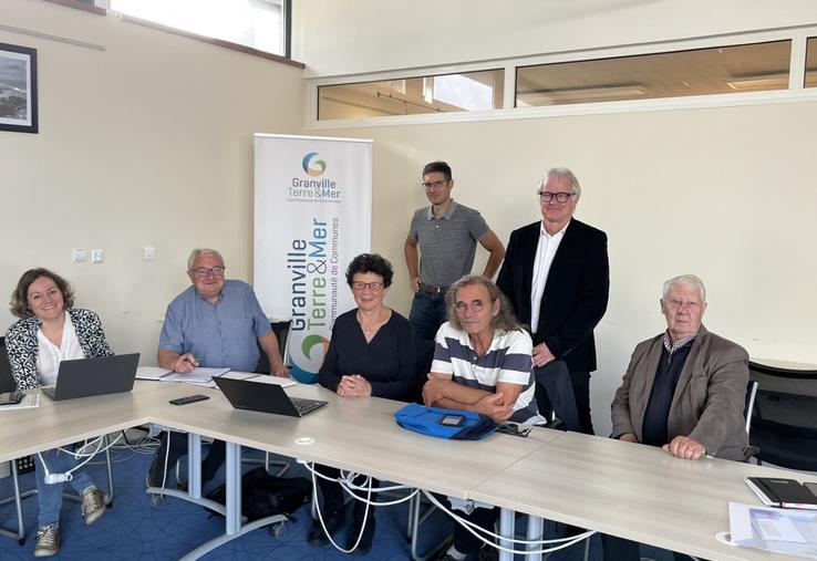 Solène Polleau, de l'urbanisme à GTM, François Serrant, secrétaire de la section propriétaire ruraux de la FDSEA, Josiane Béliard, présidente, Arnaud Bontemps, responsable du service Gemapi de GTM, Stéphane Sorre, président de GTM, Didier Leguelinel, vice-président en charge de Gemapi et Michel de Tarade, de la Propriété privée rurale.