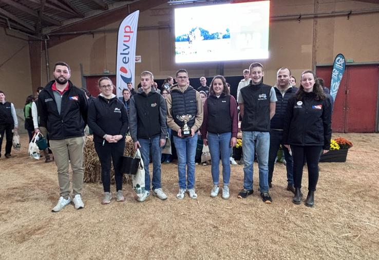 Les trois jeunes sélectionnés pour Paris, entourés des responsables JA et des membres du jury.