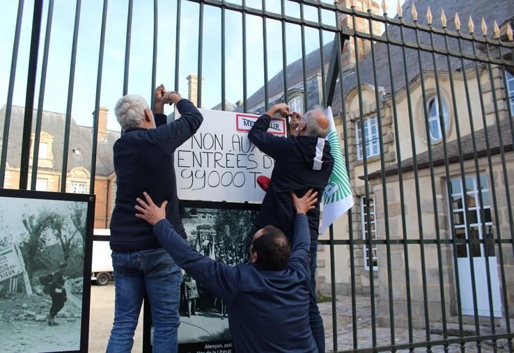 Jeudi 25 septembre matin, c'était mise en place de panneaux dénonçant l'accord de libre-échange entre l'Union européenne et le Mercosur.