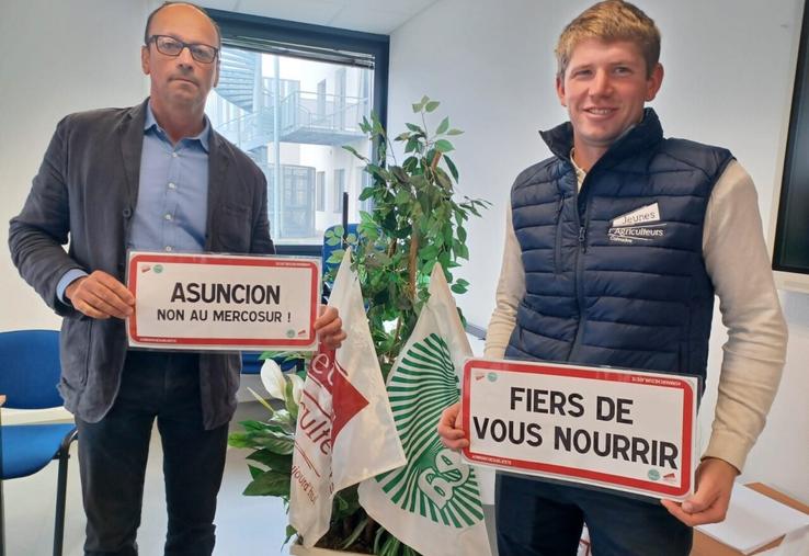 Xavier Hay, président de la FDSEA du Calvados et Alban Bréhon, secrétaire général des Jeunes agriculteurs du département, ont encouragé les parlementaires à relayer leurs demandes.