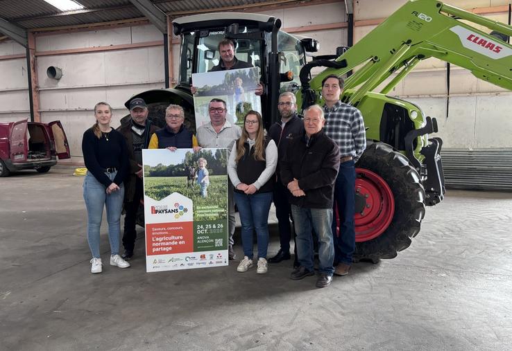 Sur le tracteur : Nicolas Tison, président de "Ferme en fête", association organisatrice du Salon tous paysans. Au premier rang (de gauche à droite) Marie Lecavelier, animatrice de la Chambre d'agriculture, Eric Morin, président de l'association " La Table du terroir ", Catherine Coispel du syndicat Charolais, Christophe Tabouret de la Chambre des métiers de l'Orne, Valentine Latimier, présidente de Normande Avenir 61, Michael Sonet, directeur d'Elvup, Michel Briand de la Société d'horticulture d...