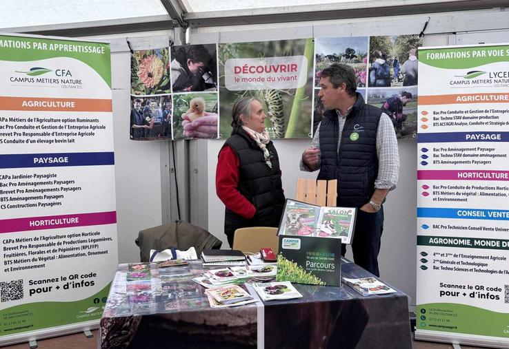 Karen Saccardy, directrice du Campus métiers nature de Coutances et François Rihouet, président de la Chambre d'agriculture de la Manche, échangent sur la formation des jeunes.