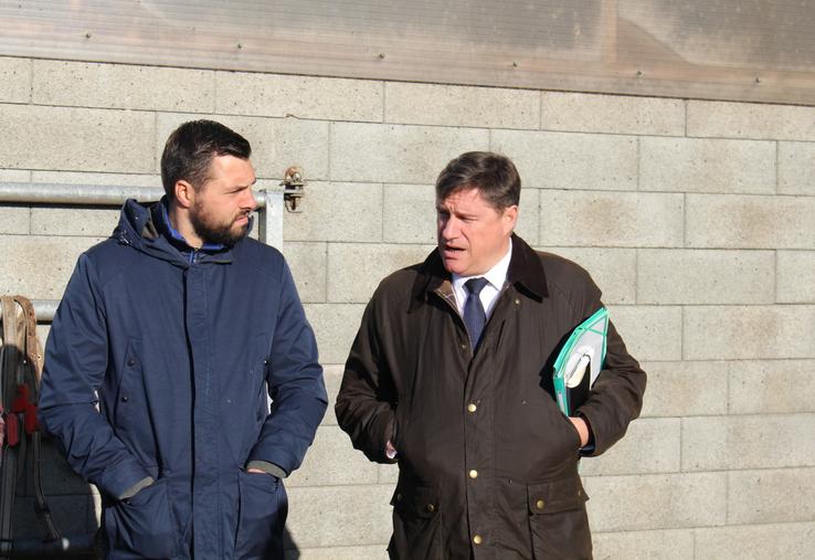 Hervé Tourmente, préfet de l'Orne, sur le terrain aux côtés du coprésident JA Armand prod'Homme.
