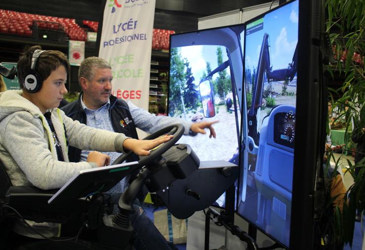 Au Salon tous paysans, il est possible de tester la simulation de conduite de tracteur.