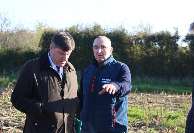 La visite du préfet sur l'exploitation de Stéphane Lecaché a aussi été l'occasion pour les agriculteurs et élus présents (DDT, FDSEA, JA, Chambre d'agriculture...) de mettre en avant les spécificités de l'agriculture ornaise (élevages allaitants, productions laitières, élevage porcins, ovins, caprins, équins, filière avicole).