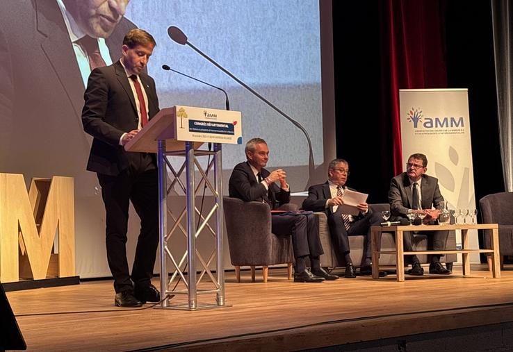 C'est Charly Varin, président des maires de la Manche qui a ouvert l'assemblée générale, suivie de David Margueritte, sénateur, Jean Morin, président du Département et Marc Chappuis, préfet.