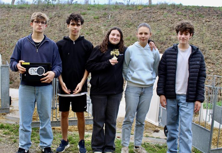 L'équipe composée de Raphaël, Sidonie, Félicien et leurs camarades a remporté les premiers la coupe des foins.