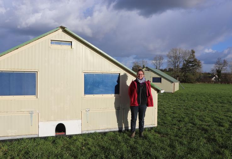 Marie Le François, 40 ans, ambitionne avec Picore et pâture de s'installer en volailles de chair bio à Saint-Vaast-sur-Seulles. Elle a déjà installé deux poulaillers mobiles sur les cinq prévus au total.
