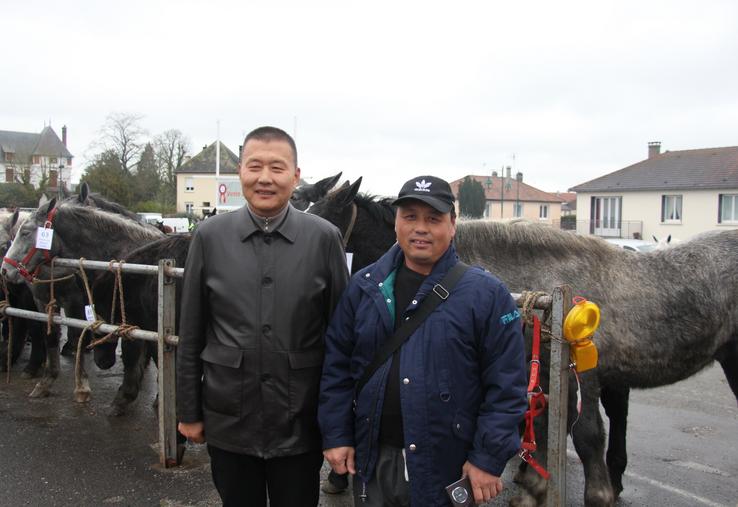 Huanjun Zhang, patron d'une industrie équine chinoise avec l'un de ses collaborateurs.