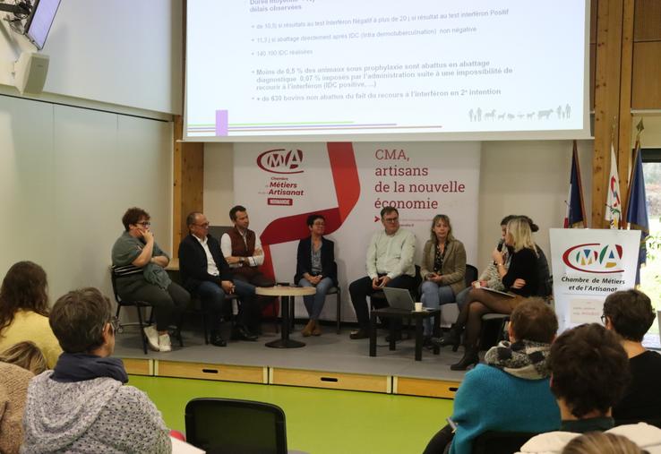 Les risques sur une exploitation agricole sont multiples. On peut les classer en quatre catégories : les risques climatiques, sanitaires, conjoncturels et humains. Pour pallier ces risques, il existe des outils à mettre en place tels que la vaccination, l'assurance MRC (Multirisques climatiques), la formation...