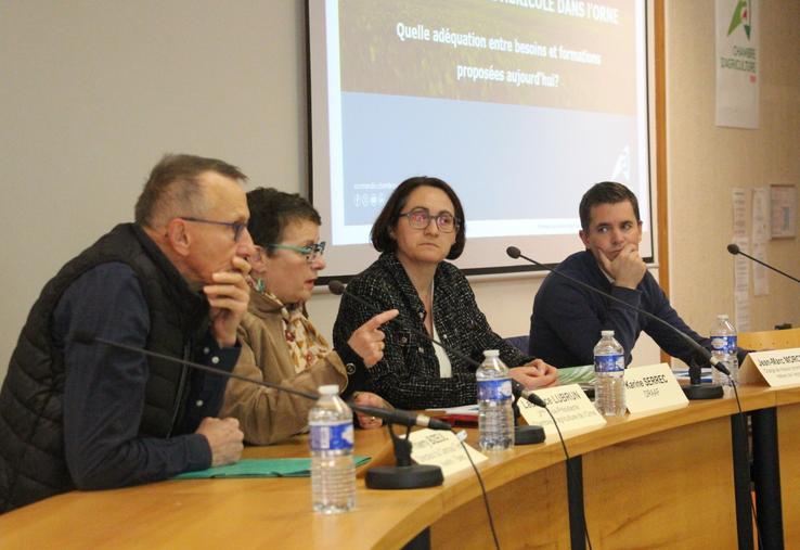 Thierry Bizeul, directeur du Campus Terre Avenir à Sées, Laurence Lubrun, vice-présidente de la Chambre d'agriculture de l'Orne, Karine Serrec, directrice régionale adjointe de la Draaf Normandie et Jean-Marc Morcet, Chargé de mission promotion des métiers de l'agriculture, lors de la session Chambre vendredi 21 novembre à Alençon.