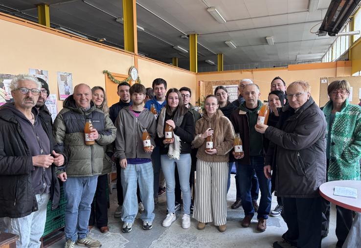 La MSA, la MFR de Percy-en-Normandie, le Bon Sauveur et les Restos du cœur, réunis autour d'une action de glanage de pommes. Une action solidaire qui a du sens.