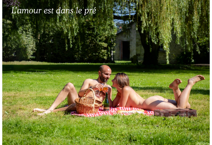Laurent, installé en vaches laitières à Couvains, pose avec sa compagne, Vanessa. Ils seront à retrouver en septembre.