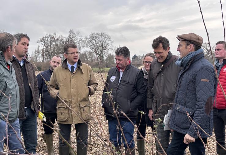 La visite de terrain, dite pédagogique, a permis à la profession agricole et aux services de l'État d'observer l'évolution des travaux conduits en début 2025 chez Franck Foulon installé à Fervaches.
