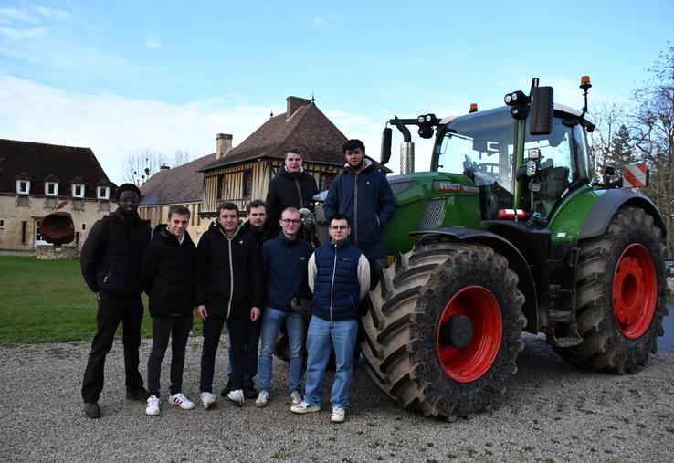 Les étudiants en 2e année de BTSA Génie des équipements agricoles ont orchestré de A à Z, le salon Rob2 qui s'est tenu jeudi 4 décembre au lycée du Robillard à Saint-Pierre-en-Auge. Ils posent ici devant le tracteur autoguidé Fendt 726 (ETA Gondouin).