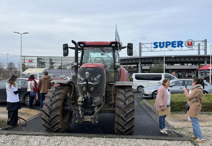 Un tracteur trônait sur le parking afin de matérialiser la présence des agricultrices.
