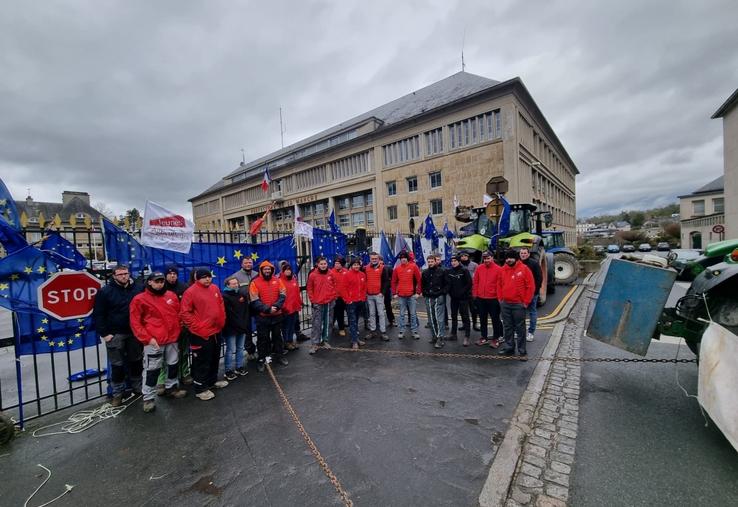 Devant la préfecture de la Manche, le 21 janvier, les Jeunes agriculteurs étaient présents, drapeaux européens en main, pour s'opposer contre l'accord du Mercosur.