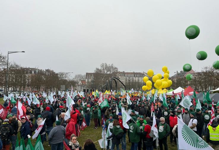 La foule agricole est nombreuse, mardi 20 janvier, à Strasbourg (Alsace). Près de 1 000 tracteurs et environ 4 000 manifestants sont là.