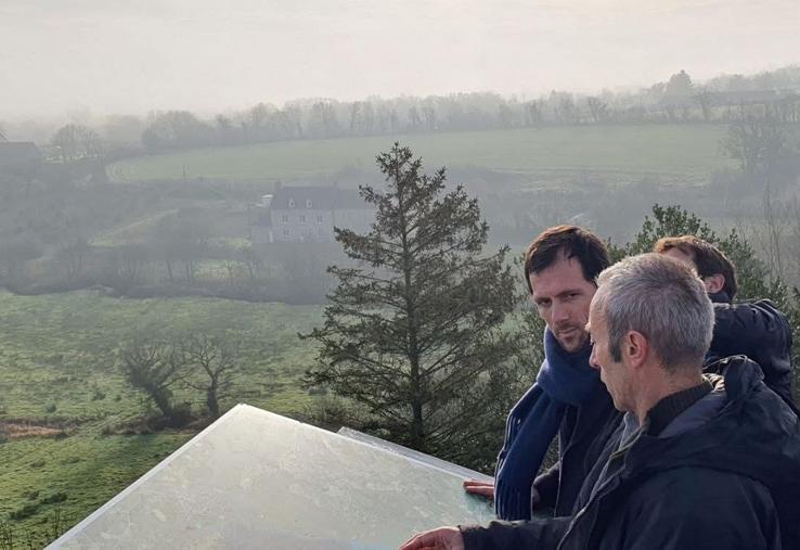 Denis Letan, directeur du Parc des marais, a expliqué au ministre, Mathieu Lefèvre, carte à la main, les enjeux de la reconversion de la tourbière de Baupte.