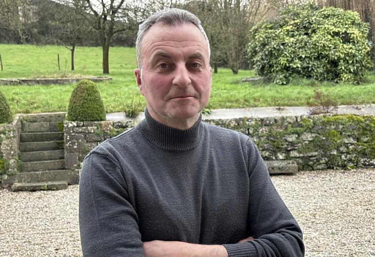 Sébastien Lecoustey, producteur laitier à Villebaudon, et président de l'OP Lacatalis du Bocage, tire la sonnette d'alarme sur le prix du lait des six prochains mois.