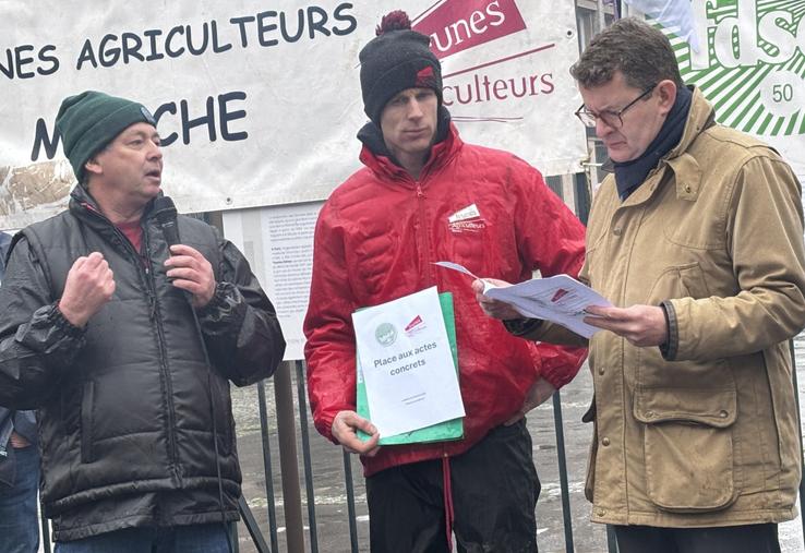 Jean-Michel Hamel et Luc Chardine ont remis leur cahier de doléances au préfet de la Manche, Marc Chappuis.