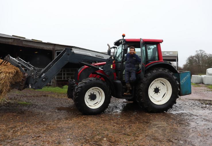 Quentin a acheté un tracteur Valtra d'occasion en Eure-et-Loir afin de regagner en indépendance vis-à-vis des tâches à effectuer sur la ferme.