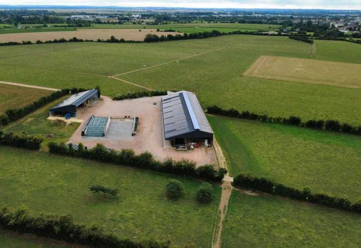 La ferme familiale de Jérémy Guesnerot est située à Sai, près d'Argentan, en plein cœur du parcellaire groupé de 33 paddocks de 90 ares chacun.