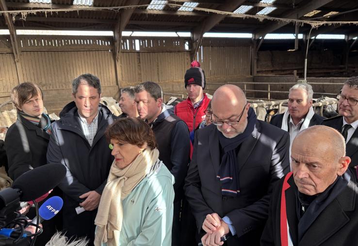 Annie Genevard planche sur la loi d'urgence agricole. Elle vient sur le terrain à la rencontre des producteurs pour mieux cerner les problématiques des territoires.