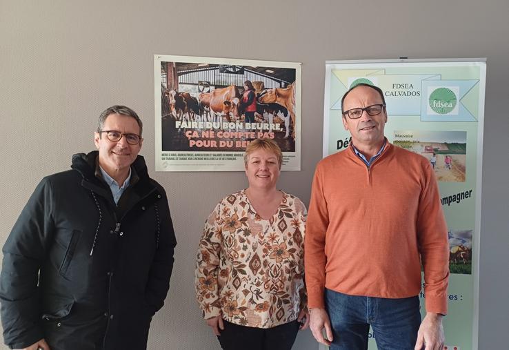 Delphine Bisson, nouvelle présidente de la commission Environnement de la FDSEA du Calvados, entourée de Geoffroy De Lesquen, ancien président, et Xavier Hay, président du syndicat.