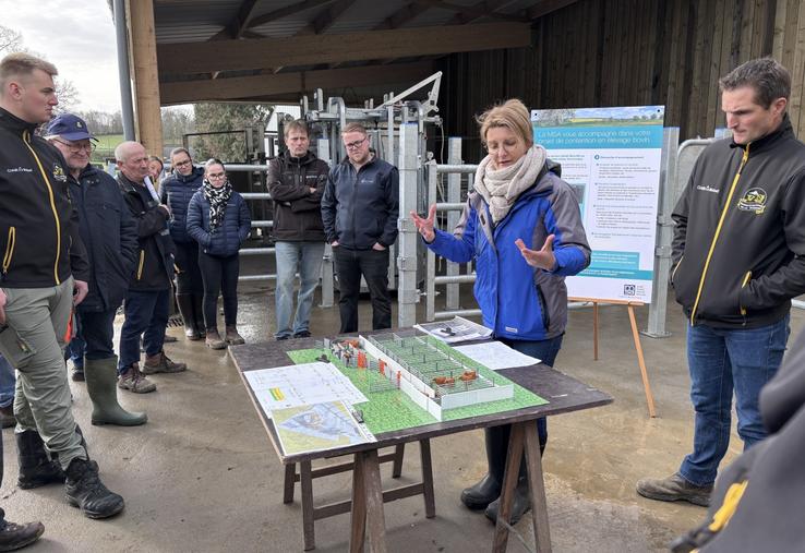 Gilbert Pottier (à droite) a sollicité la MSA, représentée par la conseillère en prévention, Marie-Pierre Dupont, pour son projet de contention. Un projet posé sur le papier, puis réalisé en maquette avant d'être traduit en 3D.