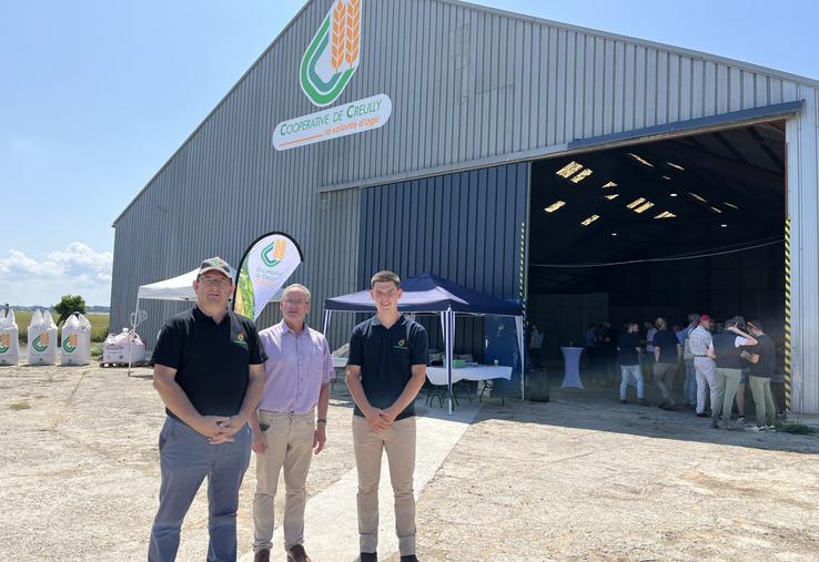 Stéphane Carel, Pascal Desvages et Antoine Hue devant le nouveau dépôt. Les travaux sont intervenus de mars à juin 2025 (date à laquelle cette photo a été prise, pour l'inauguration).