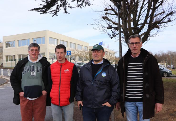 Stéphane Davy (61), Luc Chardine (50), Ludovic Blin (50) et Philippe Marie (14) ont organisé une conférence de presse, vendredi 30 janvier, avant de se rendre chez Agrial (bâtiment en fond) pour échanger sur la conjoncture laitière au nom de la FRSEA de Normandie et de la FNPL.