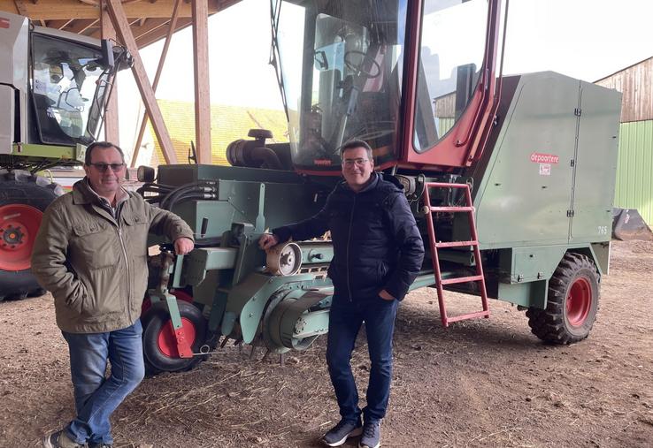 Jean-François Vanel et Vincent Joyeux ont investi ensemble dans une enrouleuse à lin de la marque belge Depoortere. La Région a financé 20 % (au lieu des 40 % initialement annoncés).