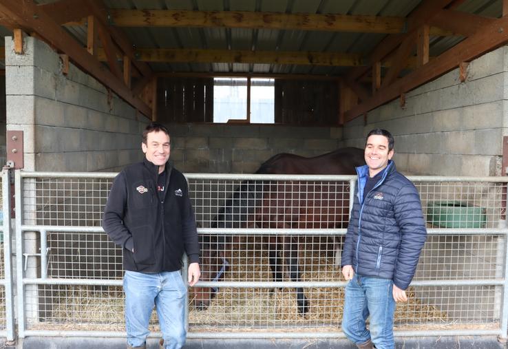 Benoît et Damien Duprey, sont à la tête du Gaec du Petit Banville. Ils élèvent des vaches laitières et des chevaux dans les marais de Carentan, à Catz.