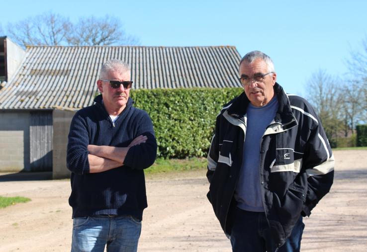 Hugues Bonhomme aux côtés de Éric Lottin, père de Florian Lottin, qui a cédé à ce dernier l'exploitation, en 2021.