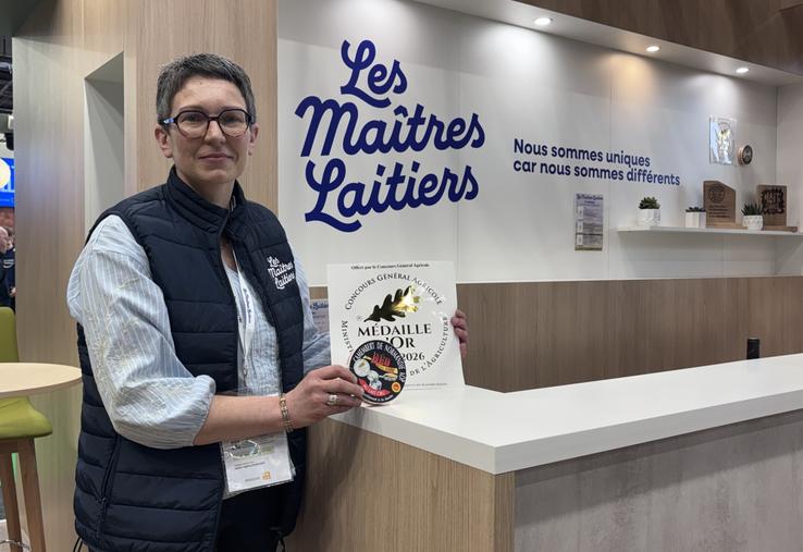 À la tête de la coopérative Les Maîtres laitiers depuis septembre 2022, Valérie Blandin affiche fièrement les produits médaillés du groupe.