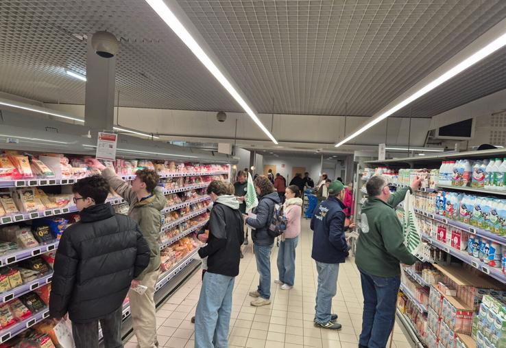 Les JA des cantons de Flers, Messei, Athis, Briouze, et la FDSEA, se sont mobilisés à Flers, mardi 24 février, pour dénoncer la baisse du prix du lait.